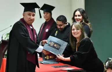 Bomberos y personal de Protección Civil celebran graduación de preparatoria