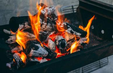 Advierte medio ambiente que regularán quema de carbón en restaurantes