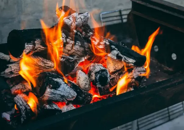 Advierte medio ambiente que regularán quema de carbón en restaurantes