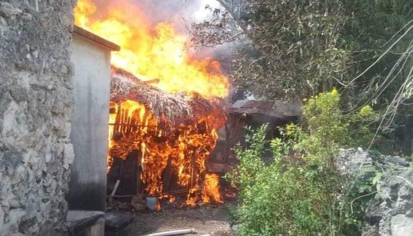 Una casa en Tizimín fue consumida por las llamas luego que un volador cayera sobre el techo de palma de guano.- Foto de Tele Sur