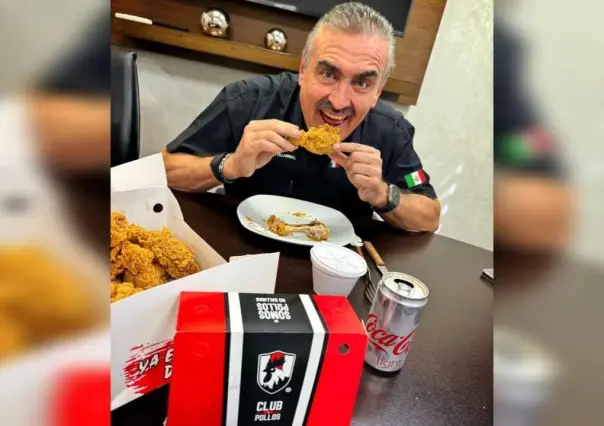 Se viraliza César Garza comiendo pollo frito ¡Que me perdone el Kentucky!