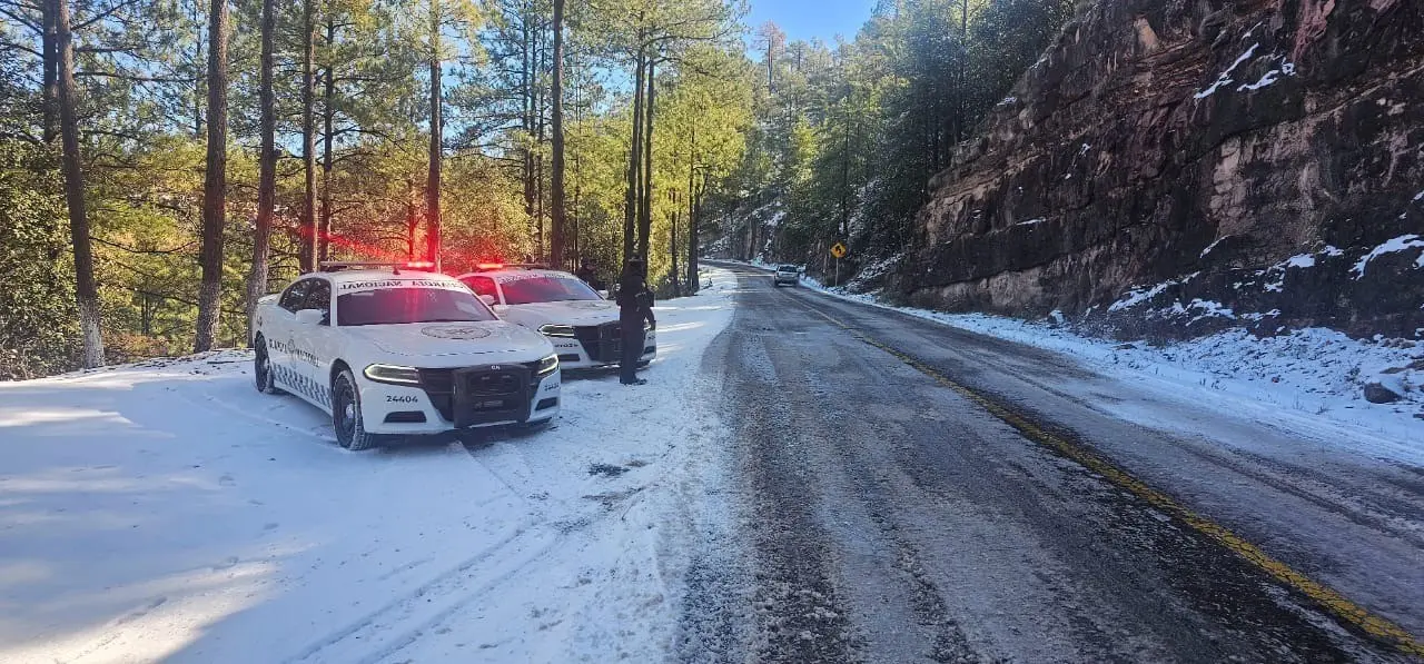 Elementos de la Guardia Nacional mantienen vigilancia constante en las carreteras de los estados del norte del país debido a la caída de nieve que puede congelar la capa asfáltica. Foto: Cortesía, Guardia Nacional.