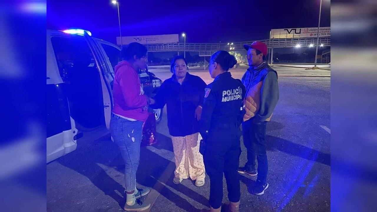 Policías ayudan a mujer perdida en Gómez Palacio. Foto: Facebook/ @Ayuntamiento de Gómez Palacio.