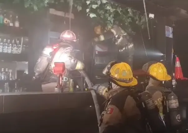 Se incendia negocio de la plaza comercial XO en San Pedro