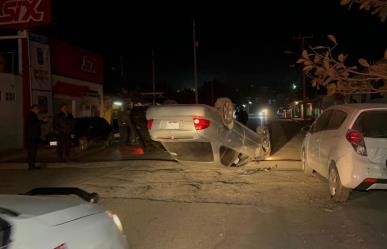 Dormita empleado y vuelca; choca dos carros estacionados