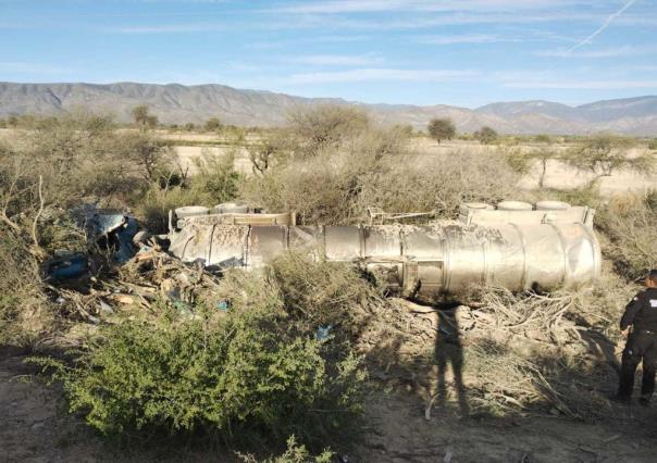 Tractocamión volcado en Tula-San Luis Potosí