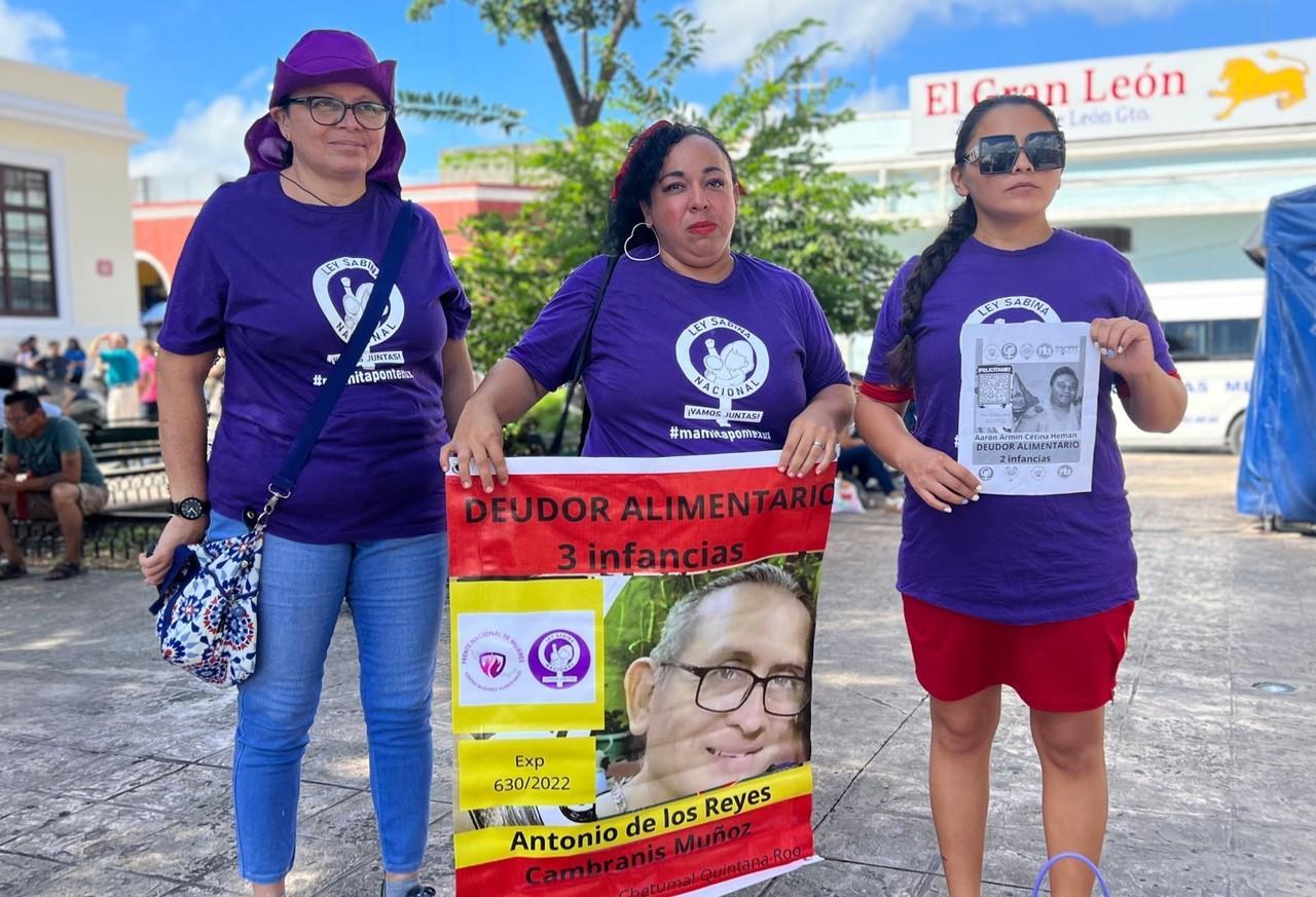 Integrantes de la agrupación Ley Sabina manifestándose para recibir las pensiones alimenticias correspondientes. Foto Irving Gil