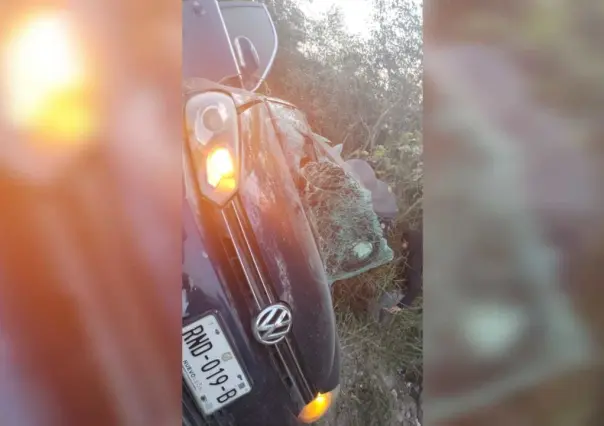 Se poncha llanta, vuelca y queda atrapado en su auto en Apodaca