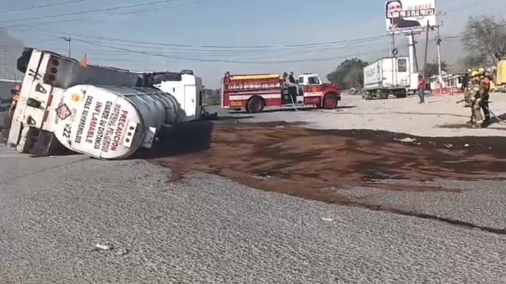 Vuelca pipa en la carretera a Saltillo de Santa Catarina