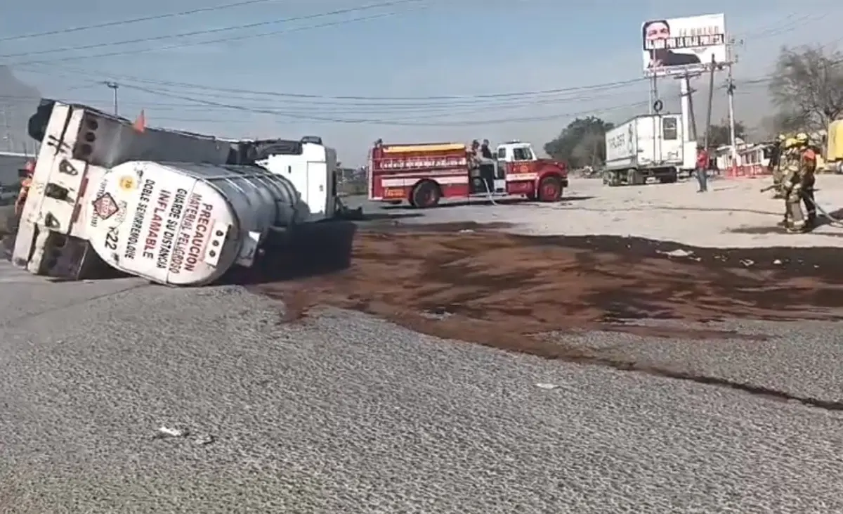 Debido a la volcadura de la pipa hay tráfico lento sobre la carretera a Saltillo y entronque a carretera García. Foto: Facebook Protección Civil de Nuevo León