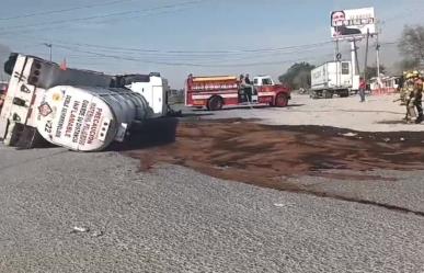 Vuelca pipa en la carretera a Saltillo de Santa Catarina