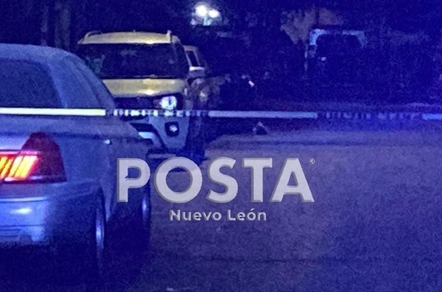 El hombre quedo mal herido a un lado de un taxi que también fue alcanzado por las balas. Foto: Raymundo Elizalde.