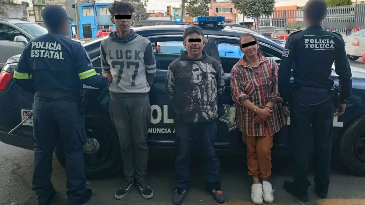 A los detenidos les aseguró una pistola, dos cuchillos y unas tijeras de podar, presuntamente, utilizadas para cometer los robos. Foto: SSEM/Policía de Toluca