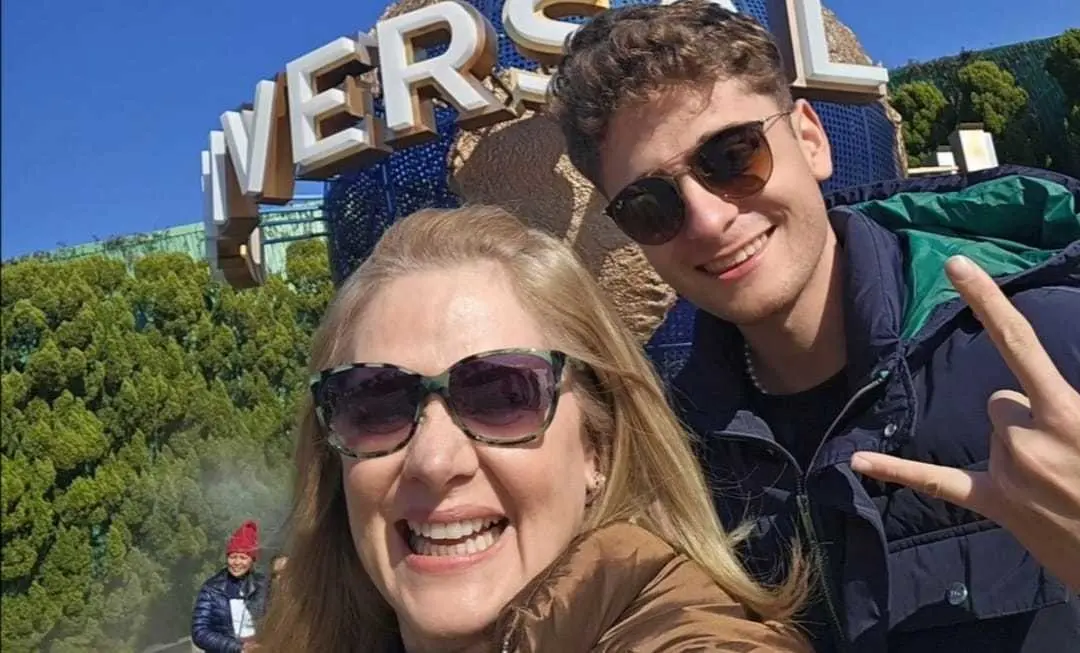 Erika Buenfil junto a su hijo, Nicolás, durante unas vacaciones recientes. Foto: Instagram