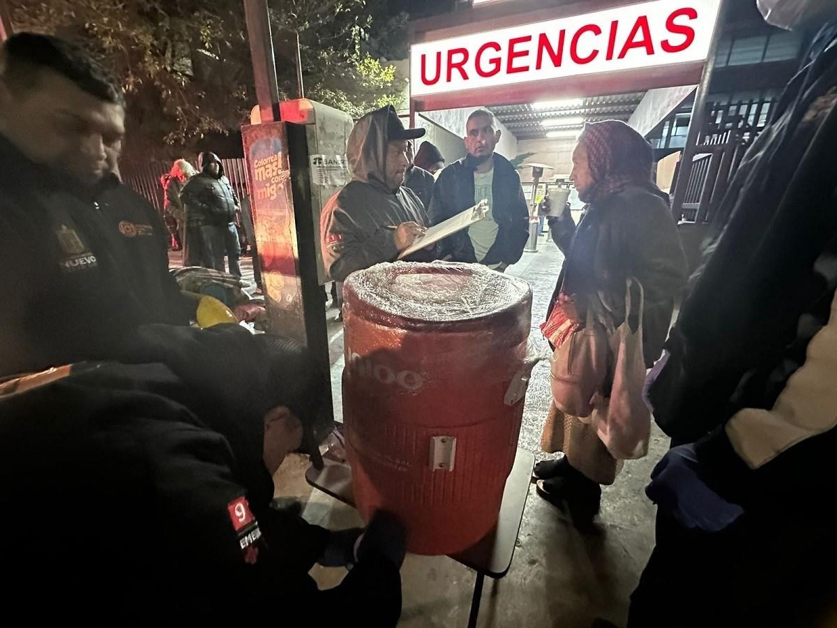 Esta iniciativa de Protección Civil Nuevo León no solo busca ayudar a las personas en situación de calle, sino también a los familiares de pacientes hospitalizados y a los adultos mayores. Foto: Facebook Protección Civil Nuevo León