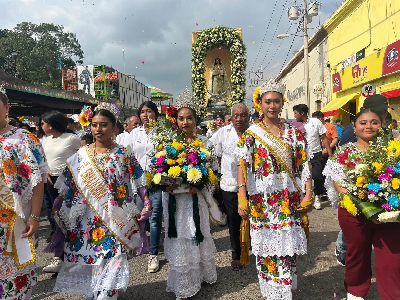 La procesión de fieles acompañó a la imagen de la virgen por aproximadamente 8.9 kilómetros Fotos: OMAR XOOL MONTELONGO