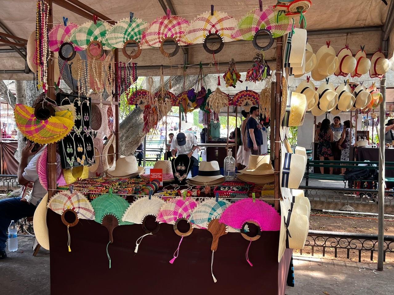 Artesanos quienes se instalan en la Plaza Grande reportan bajas ventas de sus productos.- Foto de Irving Gil