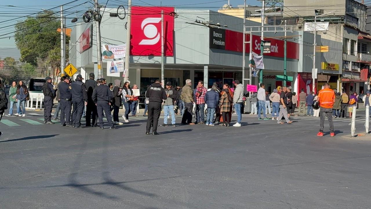 Vendedores de Azcapotzalco cierran vialidades, exigen regreso a puntos de venta. Foto: Ramón Ramírez