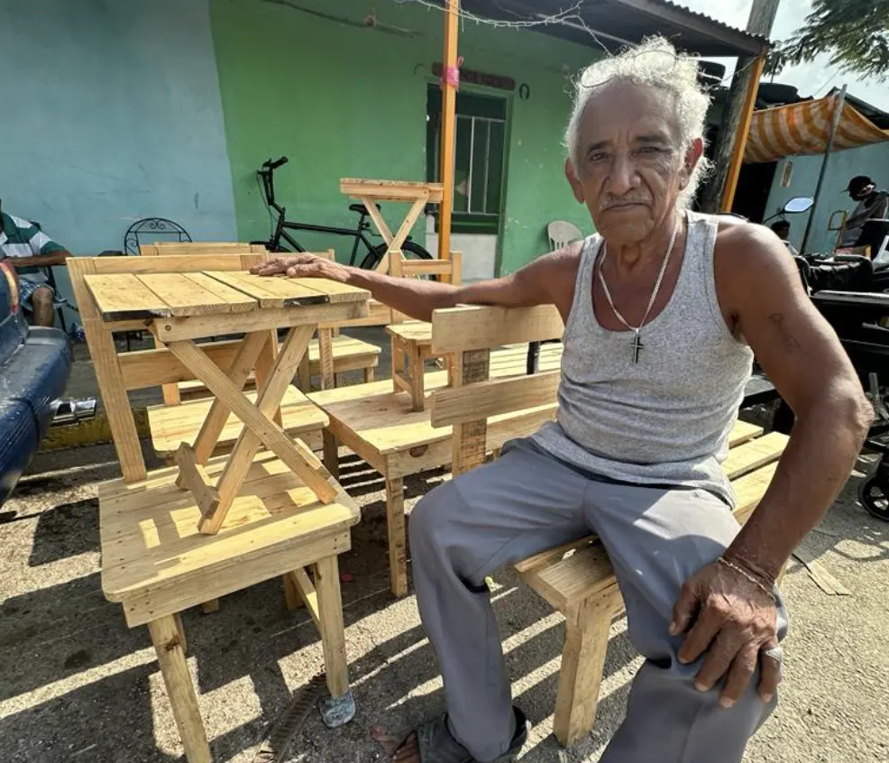 Francisco Xool Castillo ha realizado la labor de carpintero durante más de 50 años en Mérida.- Foto de Héctor Guarepo