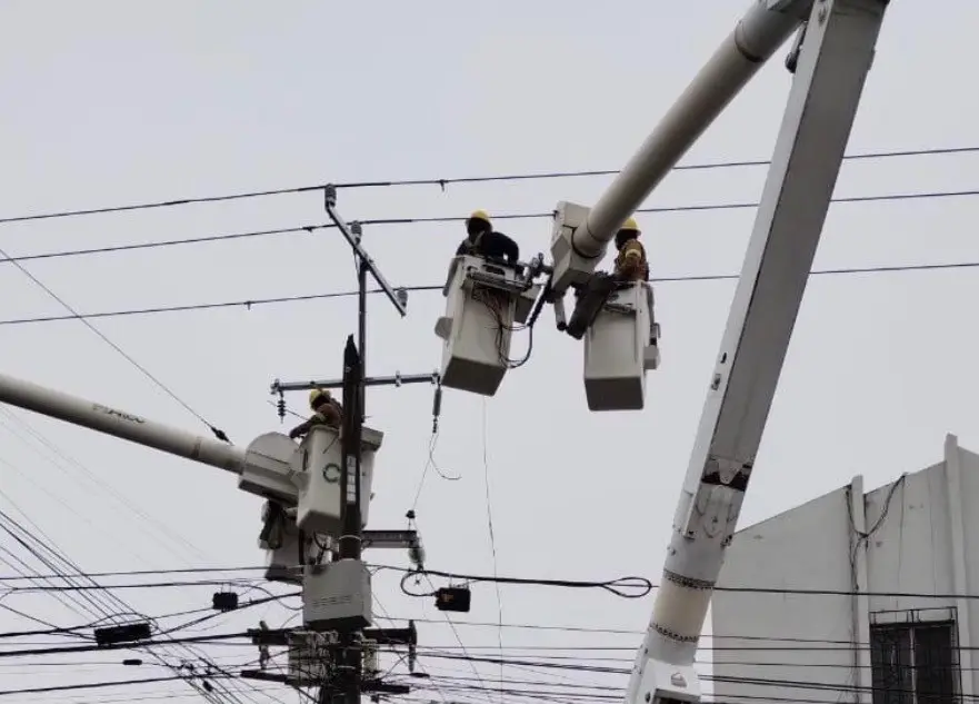En 12 horas se consiguió restablecer el servicio a la normalidad. Foto: CFE.