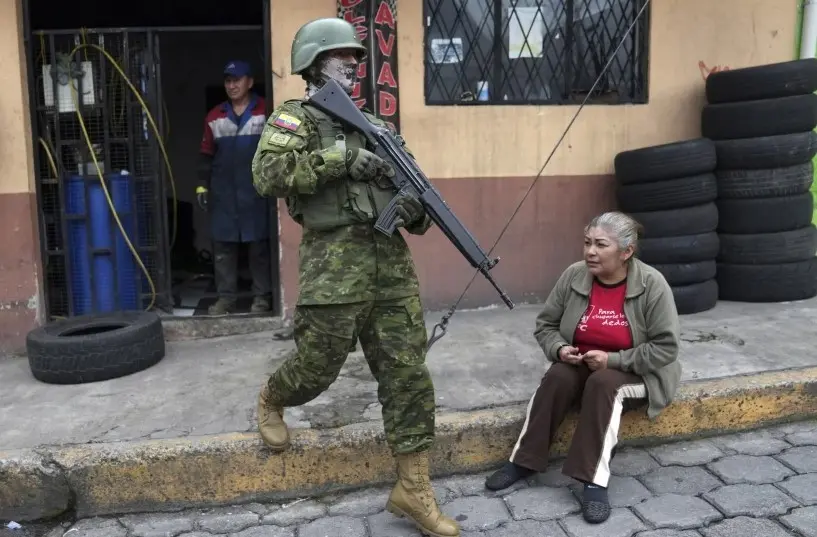 La policía de Ecuador descubre 131 tacos de dinamita cerca de una estación policial y un mercado popular en Quito. Foto AP/Dolores Ochoa)