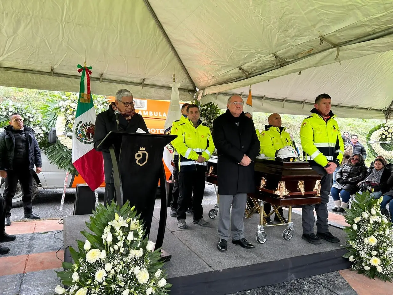 En el lugar se dieron cita rescatistas de Protección Civil de Monterrey, Bomberos de Nuevo León, entre otros cuerpos de rescate. Fotos: Cynthia Pardo