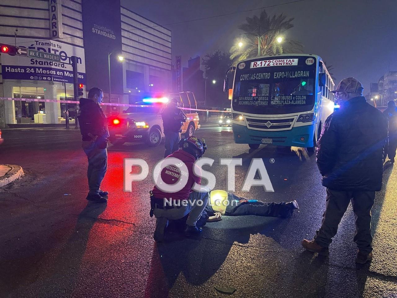 Presuntamente el hombre intentó cruzar la avenida Madero corriendo, pero fue arrollado por la ruta del transporte público. Foto: Raymundo Elizalde.
