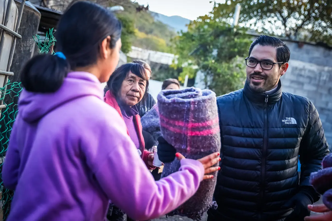 Entrega Santiago cobertores y alimentos calientes para comunidades vulnerables