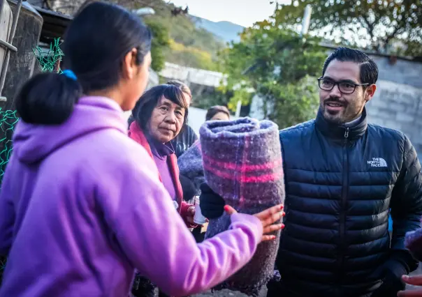 Entrega Santiago cobertores y alimentos calientes para comunidades vulnerables