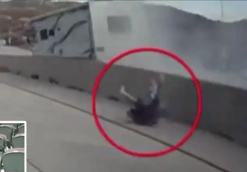 video impactante que circula en redes sociales muestra el momento exacto en que Cordell sale volando de la casa rodante. Foto: X.