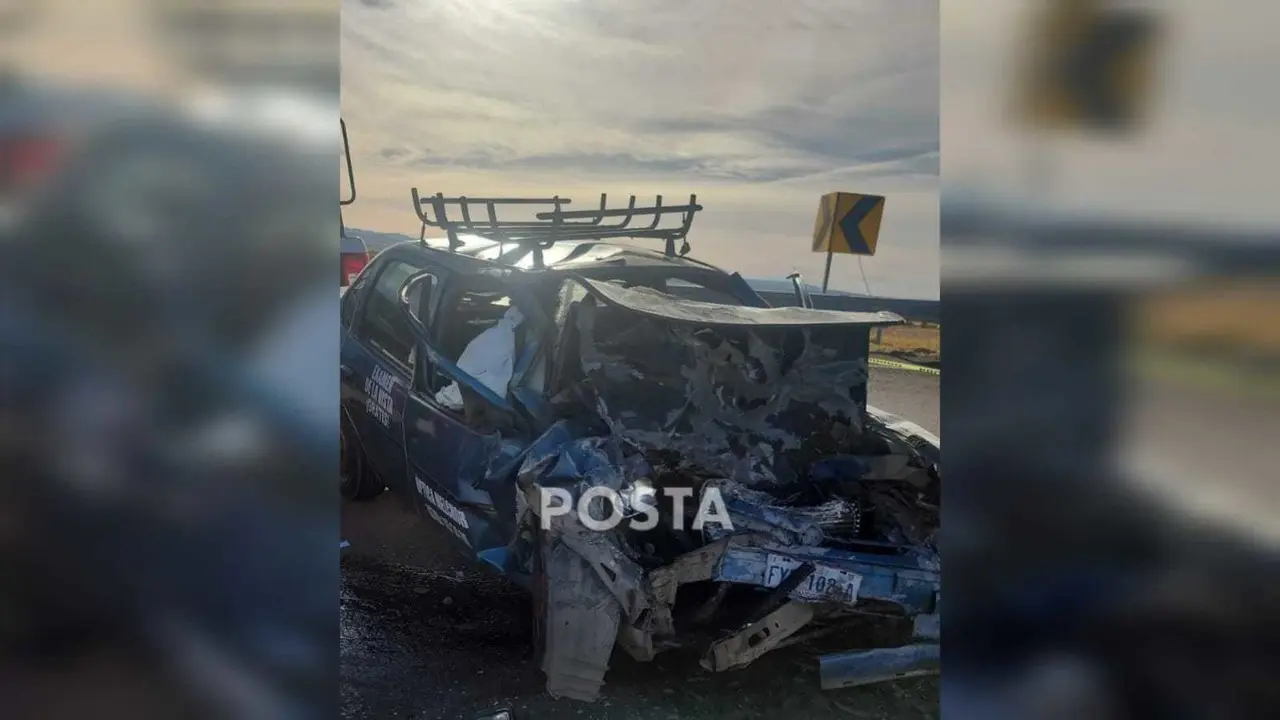 Mueren dos en choque frontal entre un Chevy Monza y una Ford Transit