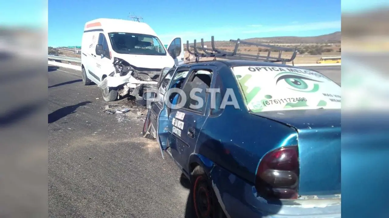 Mueren dos en choque frontal entre un Chevy Monza y una Ford Transit