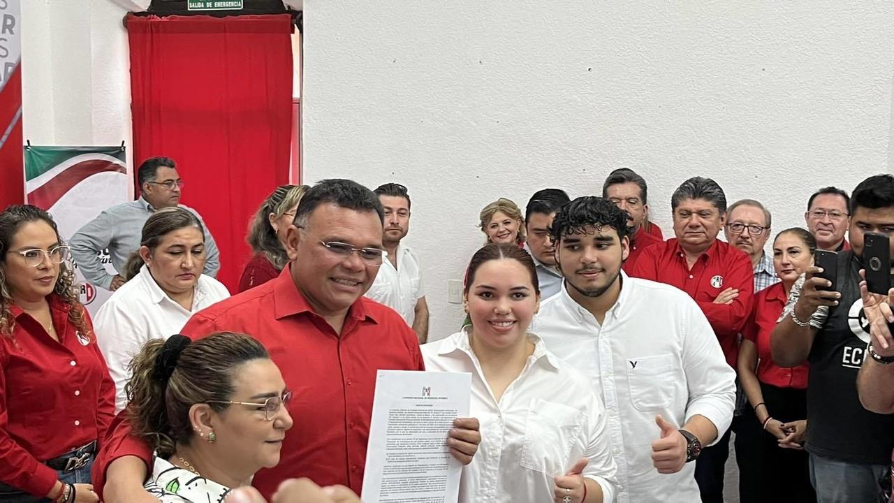 El ex gobernador de Yucatán Rolando Zapata Bello se inscribió como aspirante a la senaduría.- Foto del PRI Yucatán