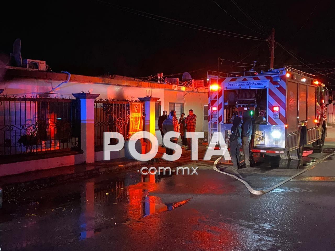 Fueron elementos de Bomberos y Protección Civil de Cadereyta, quienes arribaron a la vivienda y comenzaron a combatir las llamas las cuales pudieron sofocar. Foto: Raymundo Elizalde.