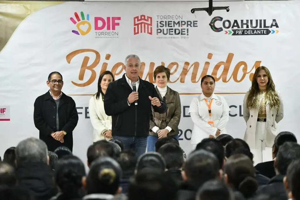 El alcalde Román Cepeda elogió a los docentes de la escuela y extendió sus felicitaciones a las familias de los estudiantes. (Fotografía: Gobierno de Torreón)