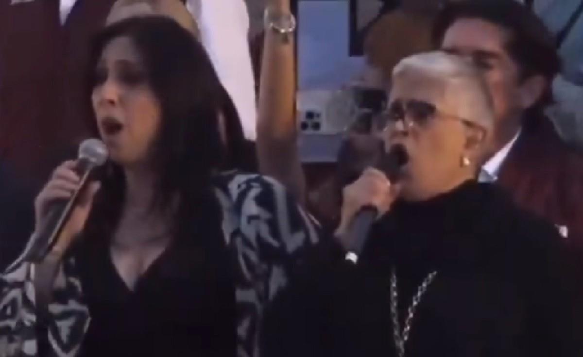 Regina Orozco y Eugenia León son criticadas por la entonación del Himno Nacional en el cierre de precampaña de Claudia Sheinbaum Pardo en la CDMX. Foto: Twitter @HugoLacavex