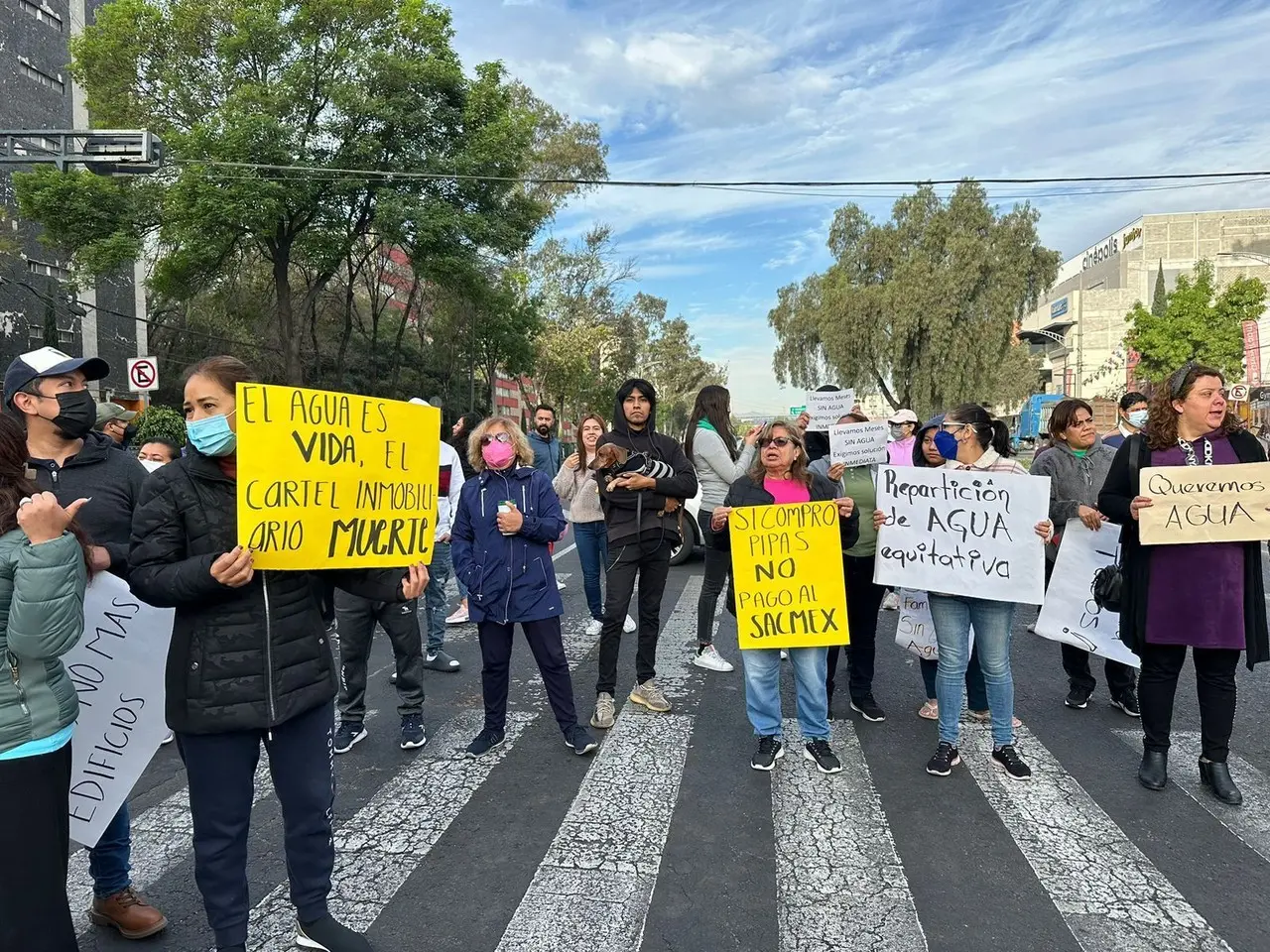 Sin agua y sin respuestas: Vecinos de Torres San Simón bloquean Eje 2 Norte. Foto: Ramón Ramírez