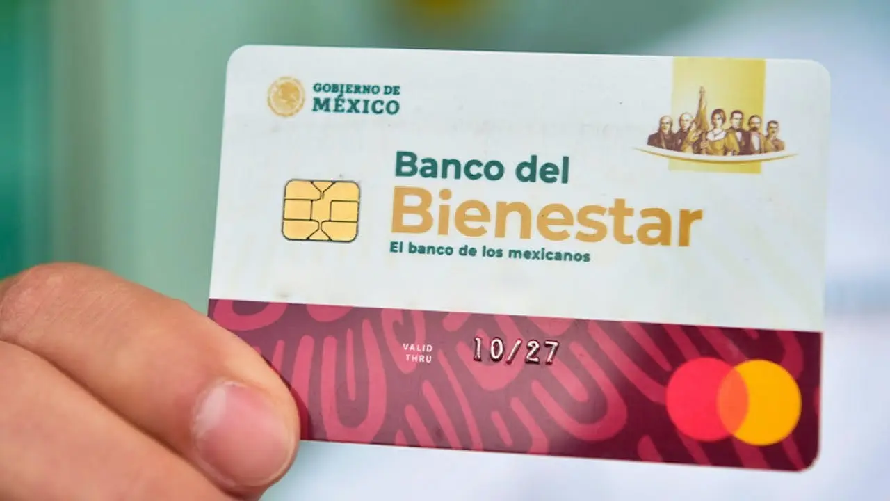 La secretaria Ariadna Montiel recordó a derechohabientes que es muy importante acudir por la nueva tarjeta para seguir recibiendo los depósitos de manera regular. Foto: Banco del Bienestar