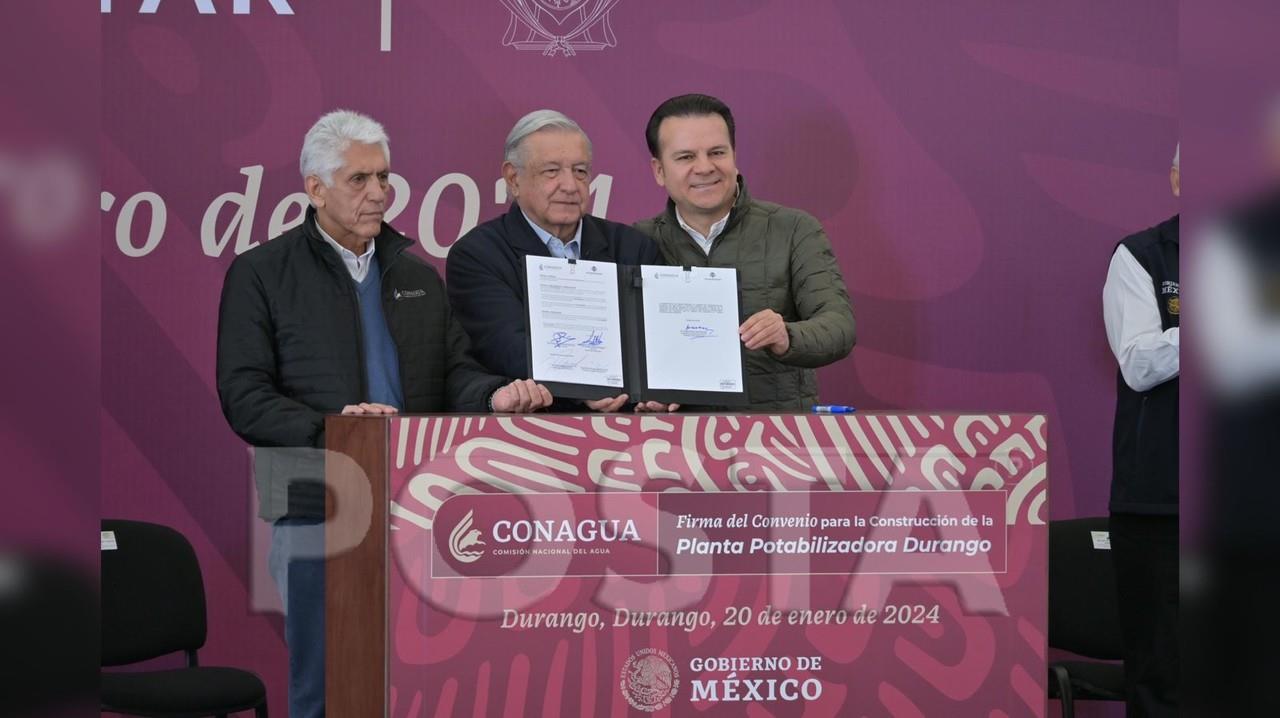 El gobernador Esteban Villegas llenó de elogios a Andrés Manuel López Obrador durante su visita a Durango. Foto: Oscar Díaz.