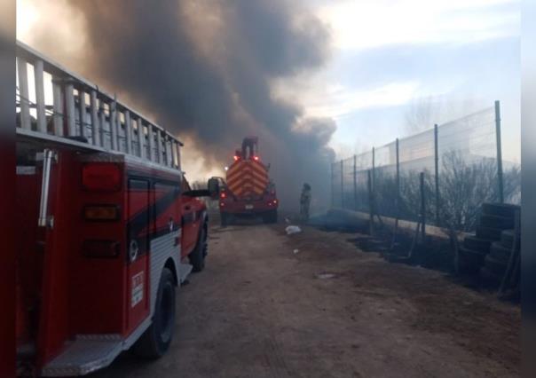 Quema irresponsable de hierba seca termina en un incendio