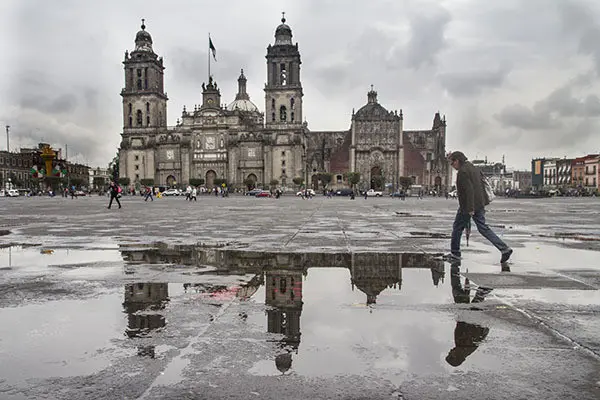 ¡El frío sigue y viene con lluvia! No olvides la chamarra y el paraguas.       Foto: Especial