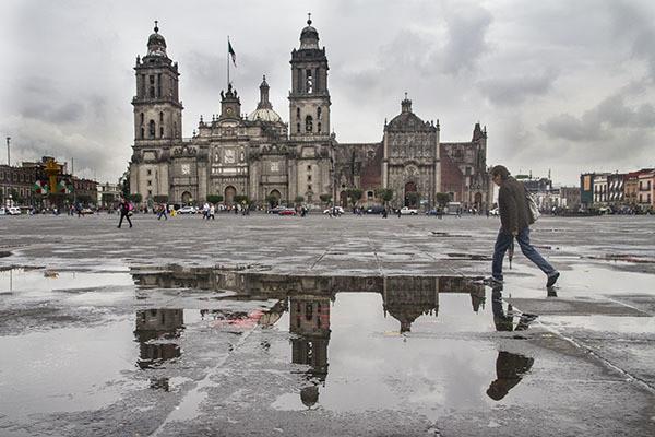 ¡El frío sigue y viene con lluvia! No olvides la chamarra y el paraguas