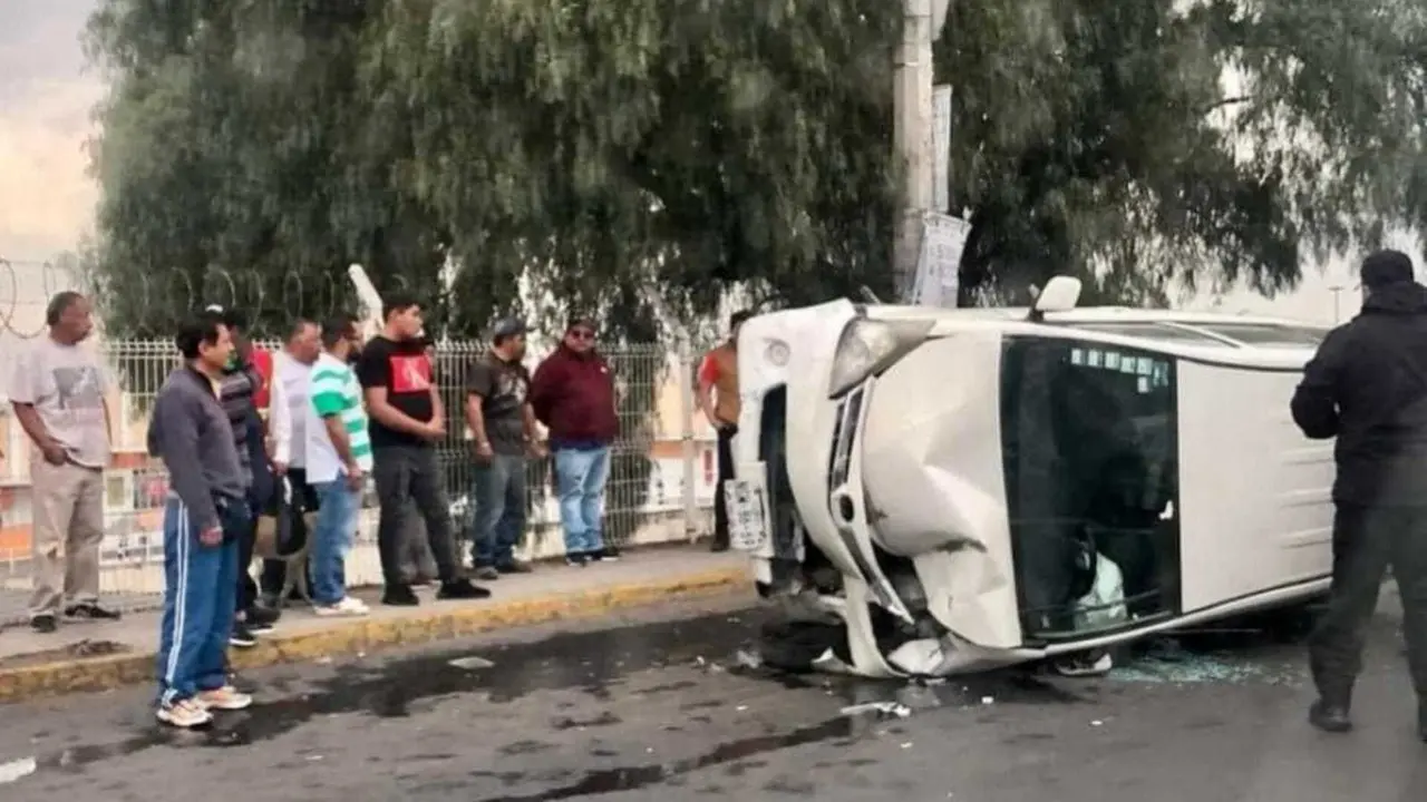 Vuelca camioneta sobre carretera México-Puebla en Ixtapaluca. Foto: RRSS