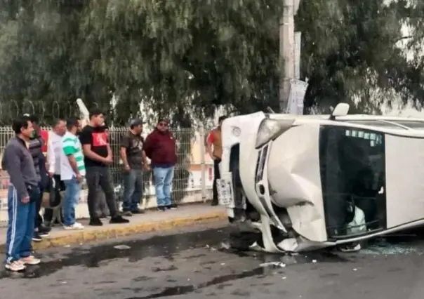 Vuelca camioneta sobre carretera México-Puebla en Ixtapaluca