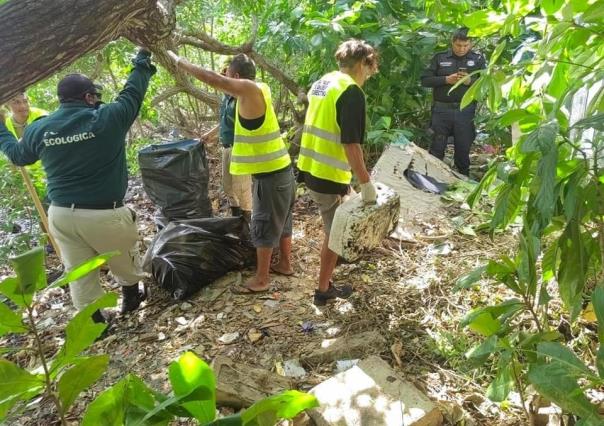 Tiran basura en Progreso y son castigados  con recolectar los desperdicios