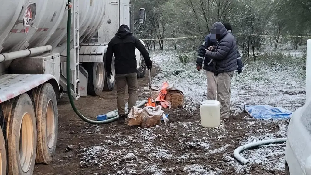 Se aseguraron 36 mil litros de combustible y se detienen a tres personas.  Fotos. Cortesía