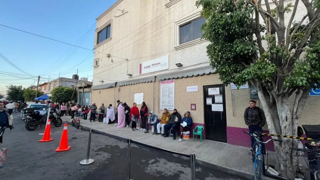 Largas filas por trámites de credencial de elector en último día (VIDEO)