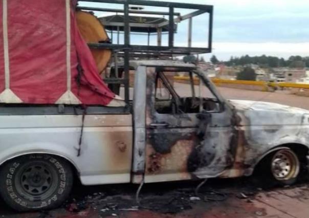 Queman camioneta con madera, presuntamente robada en Xonacatlán