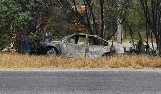 Se incendia vehículo en Jaumave por cortocircuito