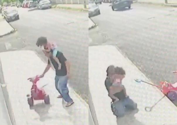 Pierde a su hija y la encuentra cargada en su cuello (VIDEO)